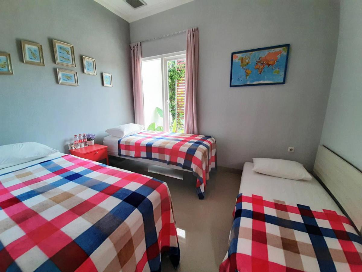 Inni Homestay Malang Exteriör bild