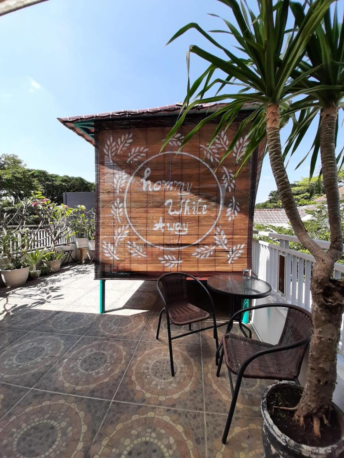 Inni Homestay Malang Exteriör bild