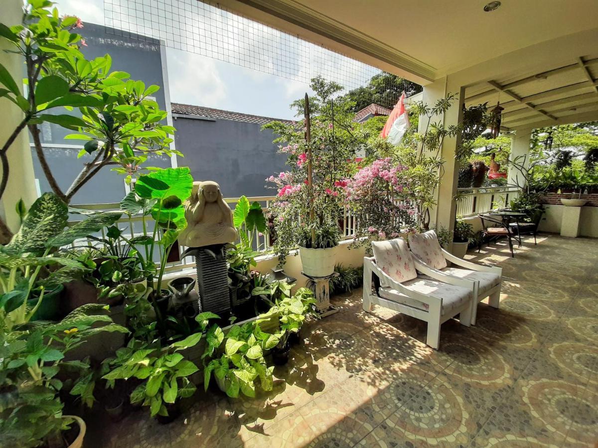 Inni Homestay Malang Exteriör bild